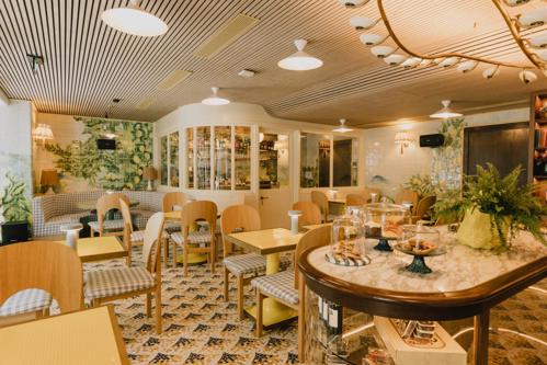 O's Below Outdoor seating