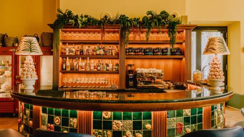 Oscar's Vienna image of bar and drinks